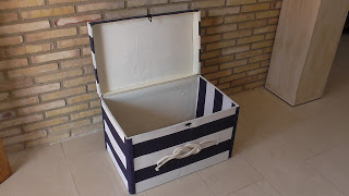 Un baúl con cajas de cartón recicladas